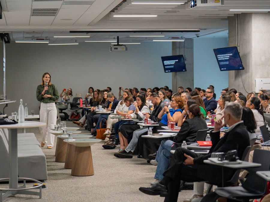 Irene Rosich frente a una sala llena en el HR Summit de Texas Tech.